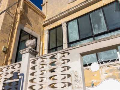 Sul prospetto, nonostante i rimaneggiamenti, sono per� riconoscibili alcuni eleganti elementi: i capitelli delle colonnine che delimitano la veranda...